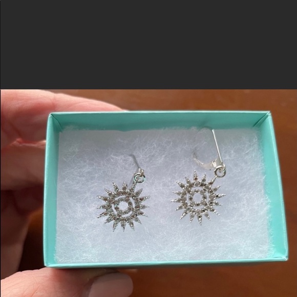 Jewelry - NWOT. Silver sun shaped earrings